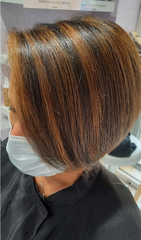 Carré femme avec mèches caramel réalisé au salon